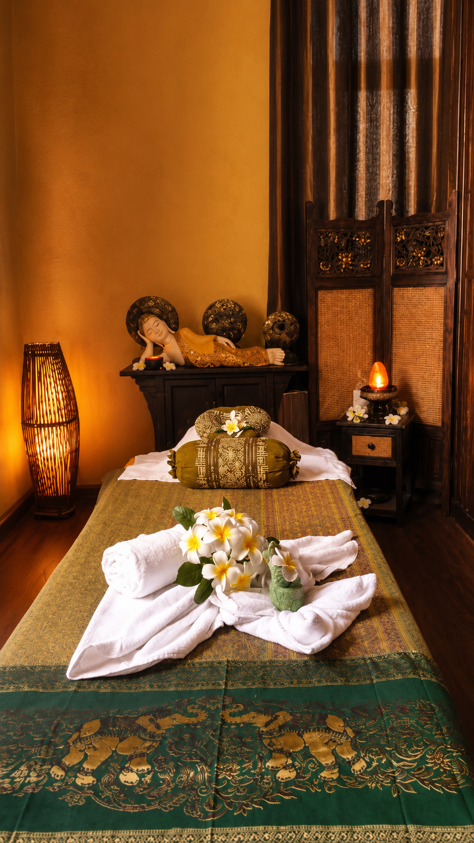 Einzelner Massagebereich mit Thai-Deko