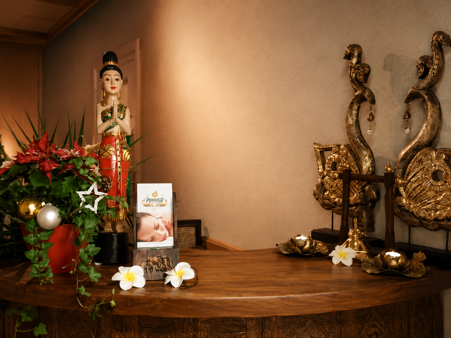 Empfangsbereich mit Thai-Figur und Golddekoration